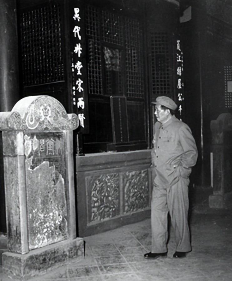 1958年3月6日，成都会议期间，主席参观成都武侯祠时，在诸葛亮殿正中的楹