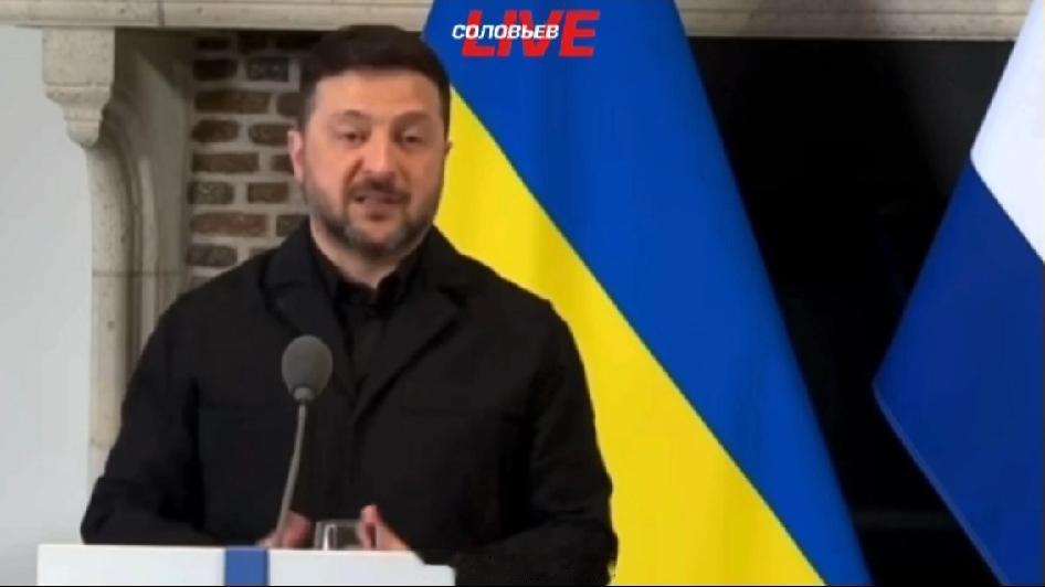 泽连斯基跟荷兰首相开完记者会，两名翻译以为麦克风已经关了，直接放松警惕，用脏话吐