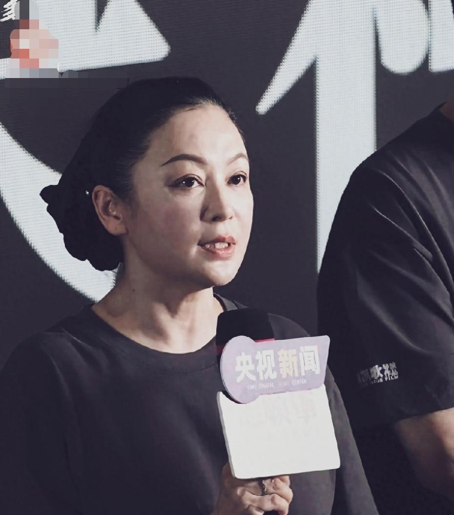 最近看到陈红的新照片，真是让人眼睛一亮：在电影首映礼上的生图来看，她虽然脸上可以
