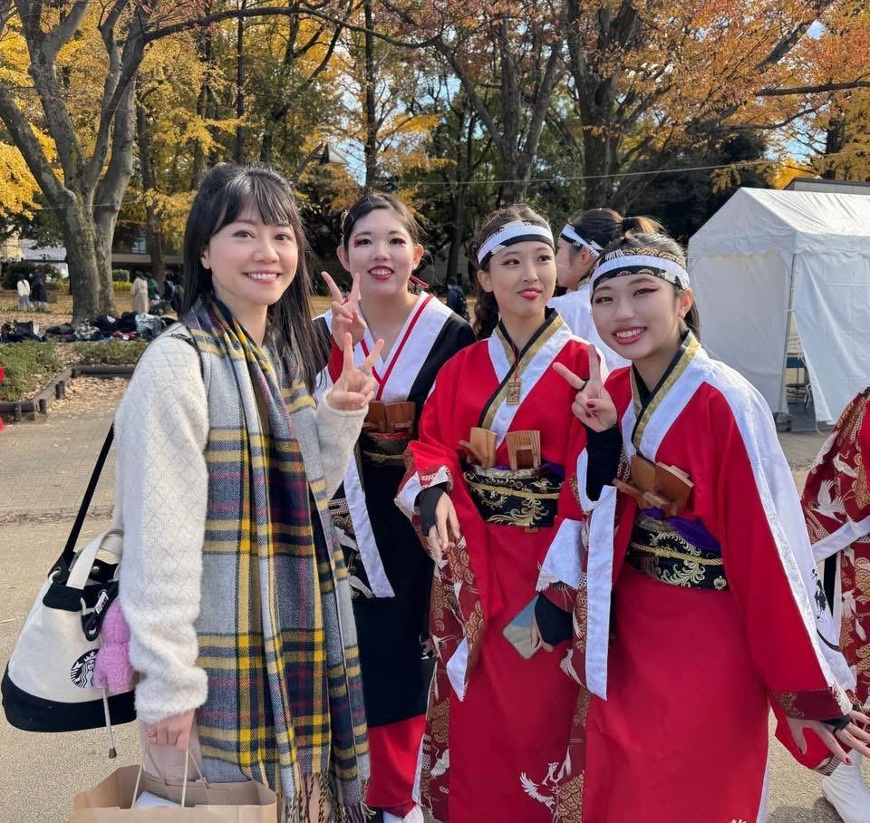 民进党前立委高嘉瑜也算是个顽固台独分子，她21号在脸书发布一张照片，和几个穿着日