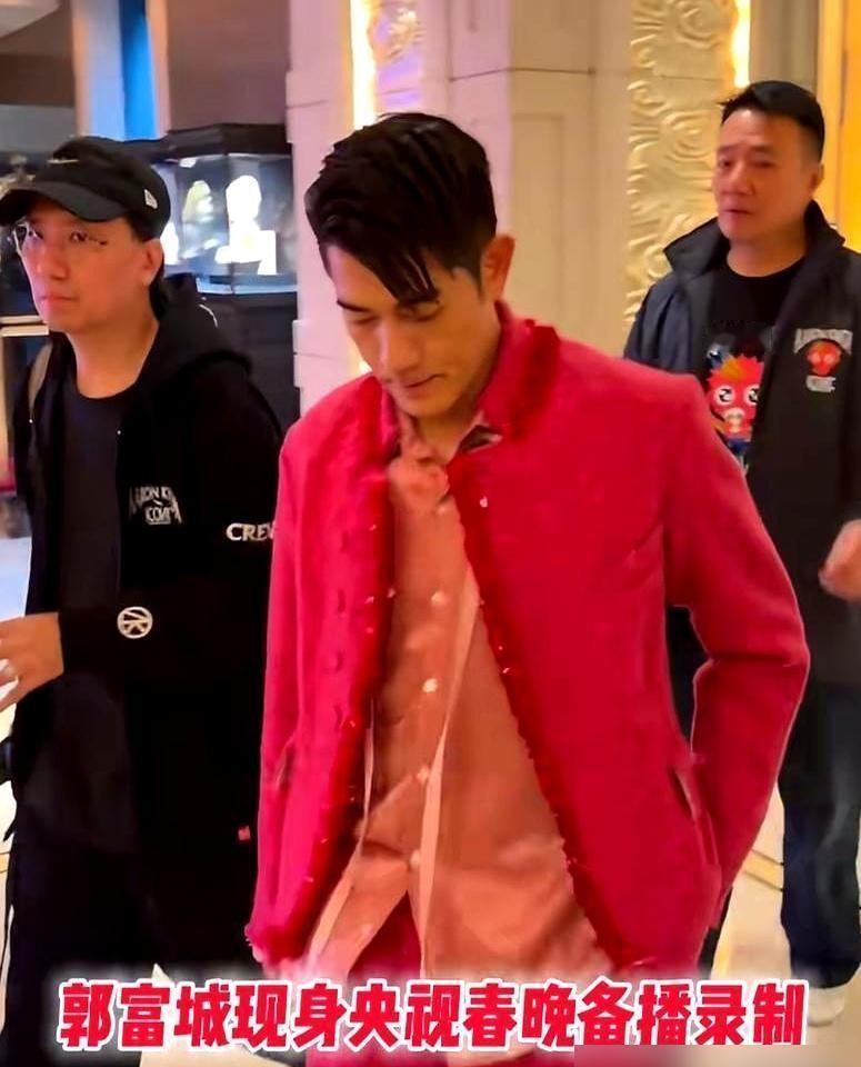 郭富城商业演出能拿260万，春晚上只能领几千块。你算算这笔账。王一博和他同台