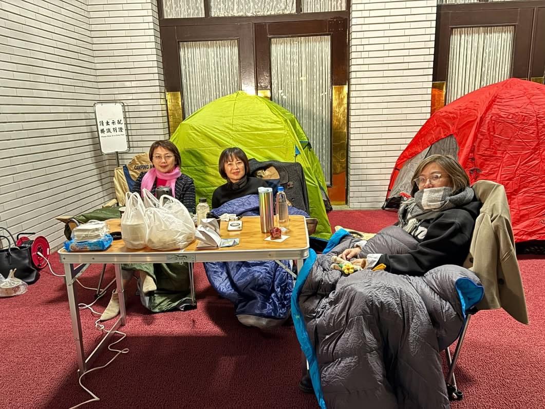 立院门口搭帐篷排队　绿委陈培渝、范云直播做秀“冷到发抖”民进党立院党团书记长