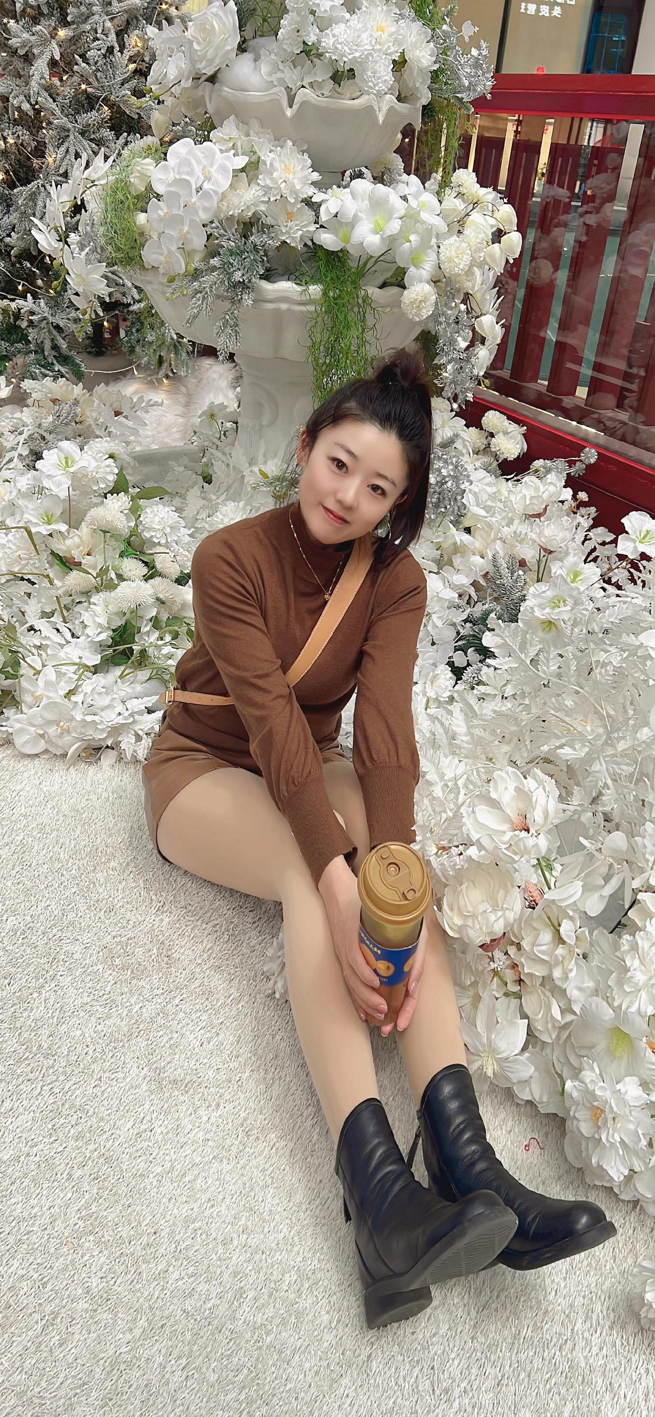 不要管年纪大不大，尽管穿着你喜欢的衣服只要不影响市容，不违背公序良俗你说的异