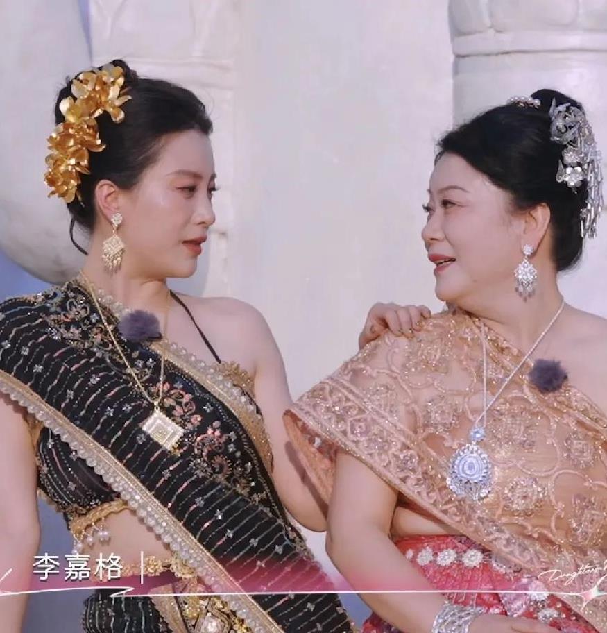 李嘉格因为胶布过敏导致全身发痒后，她的母亲不仅关心，还说她娇气，说她小时候都没这
