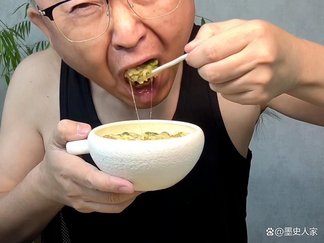 在日本，纳豆可是每家必备的食物，据悉，这在日本每年的纳豆平均每年要食用50万吨，