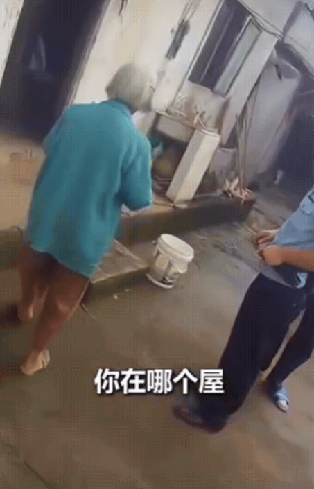 泪目！四川，民警送八旬走失老人回家，路上老人突然问：“你贵姓啊叔叔？”民警愣了一