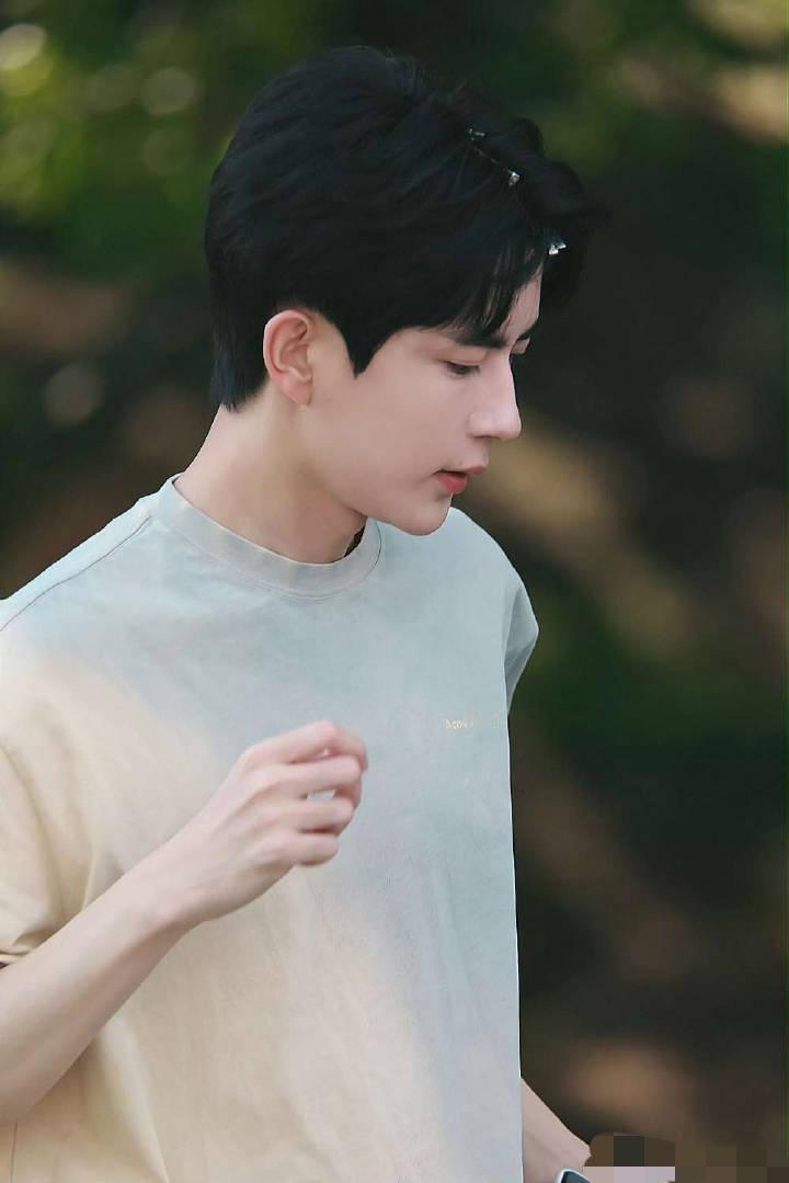 最接近别人看到的自己有个朋友，本人比照片好看太多，照片仅仅拍出了他十分之一的帅