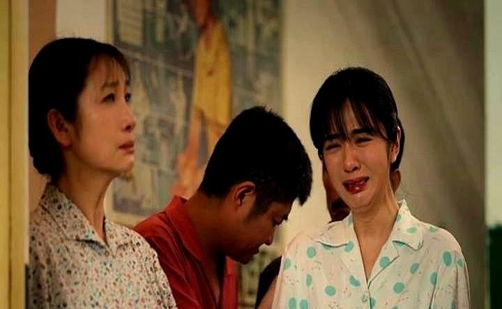 眼泪真憋不住了，张嘉益新剧《主角》里这一跪，直接封神。他演的胡三元，一个暴躁