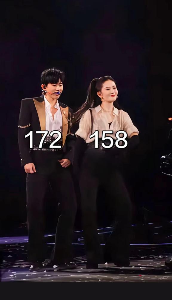 谢娜跨年跳个舞，竟被骂惨了，说她44岁还硬跳少女舞，小肚子大得像怀四胎。她