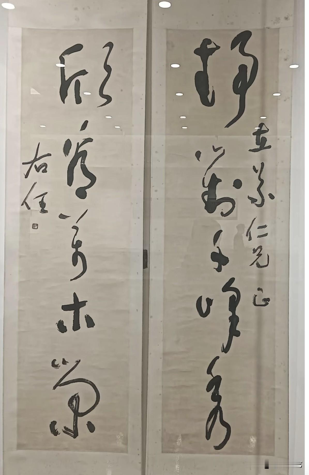 于右任的这幅草书对联，千锋百转，流畅自如。问了几十个书法达人，没一个认全的，这1