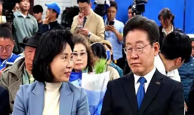 真是天壤之别。韩国总统李在明上台仅一个月就获得了民众的高支持率，竟然达到60%，