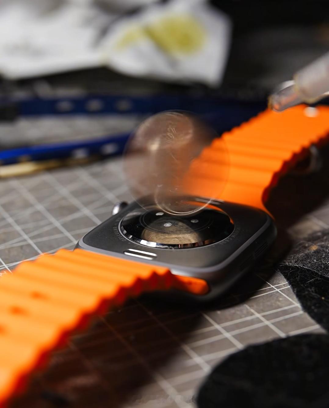 刷到一个好玩的，把硬币立在智能手表或手环磁吸充电口上，用吸管吹硬币，硬币就会极速