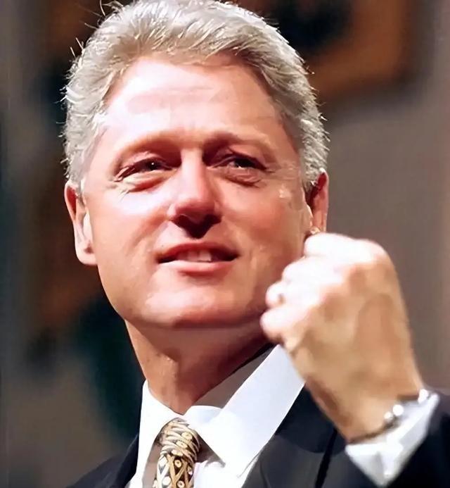 历史-克林顿走的时候，给美国留下一个金山，国库里塞着两千多亿美元的净盈余。那时候