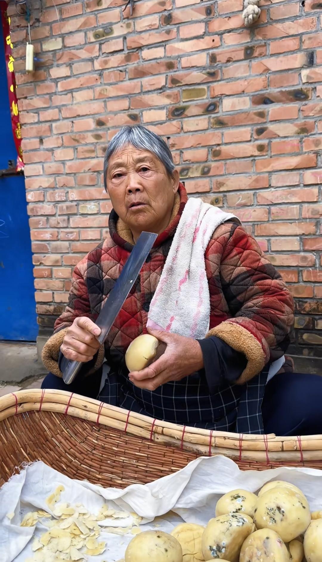 虽然网上一天天的吵吵预制菜和“僵尸肉”到底有没有危害，可是回家却跟自己的老人没一