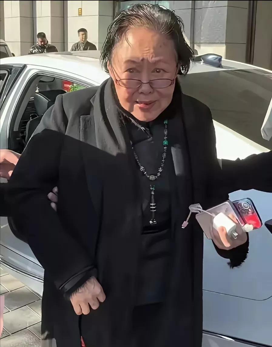 最近看斯琴高娃老师的一组近照，心里真咯噔了一下，这还是当年那个泼辣劲儿十足的“虎