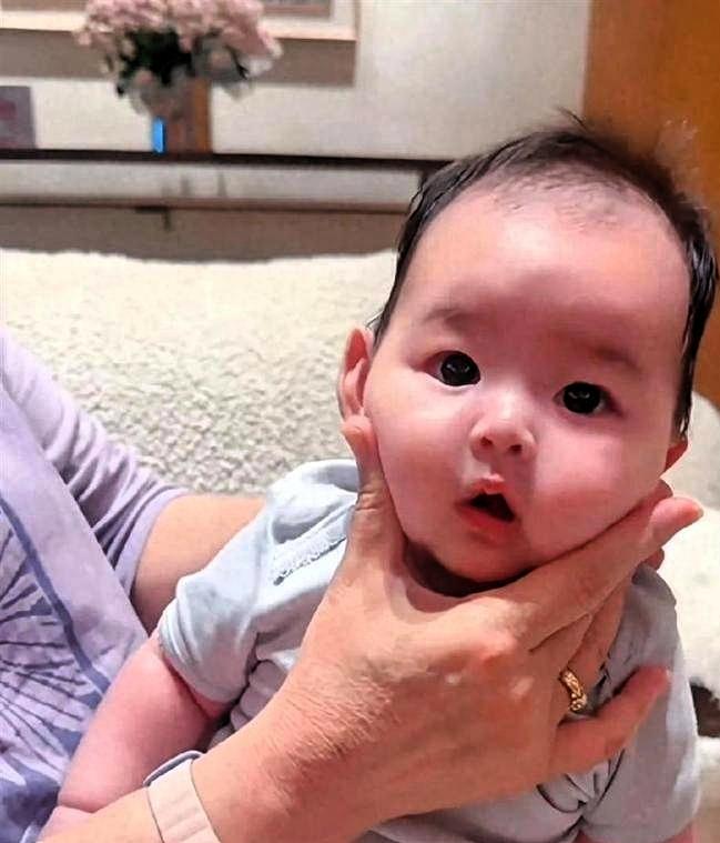 马筱梅又晒出小儿子汪吉辰清晰正脸居家照，几个多月的小家伙状态软萌讨喜，白皙饱满的