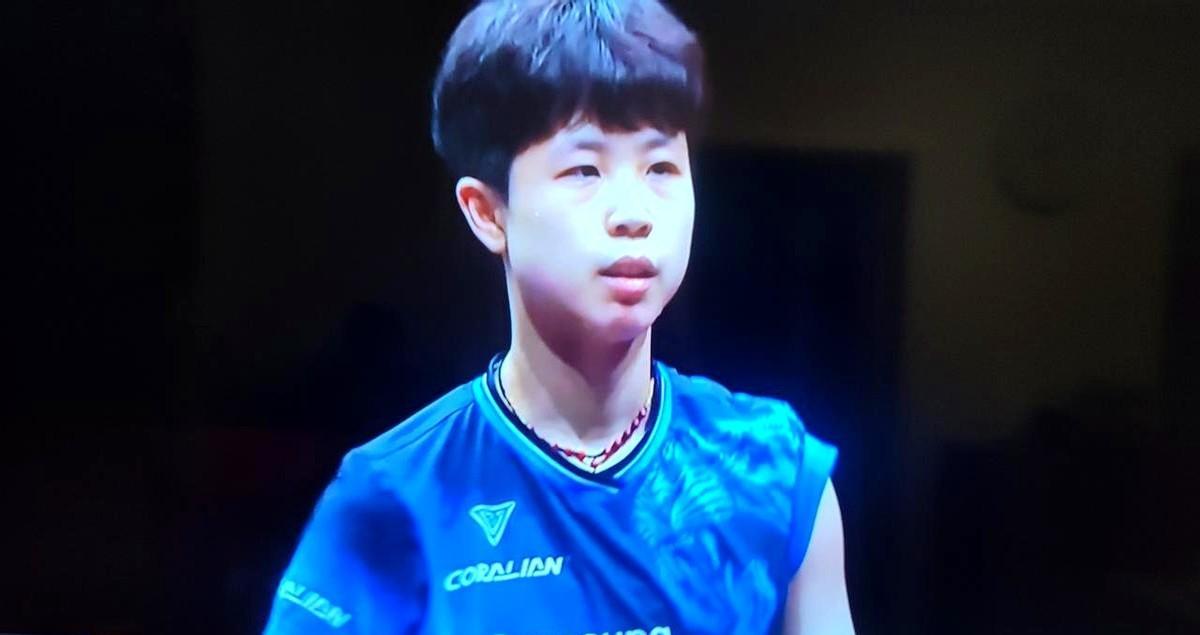 顶尖运动员拼到最后的，往往不是肌肉，是算法。你看王曼昱打球。前两局胶着，她不