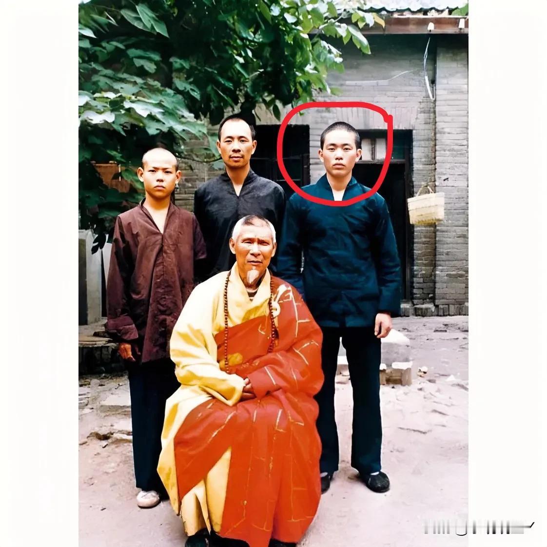 1983年，河南，一位18岁的少林小伙与师傅和师兄弟的珍贵合影，谁也没有想到，在