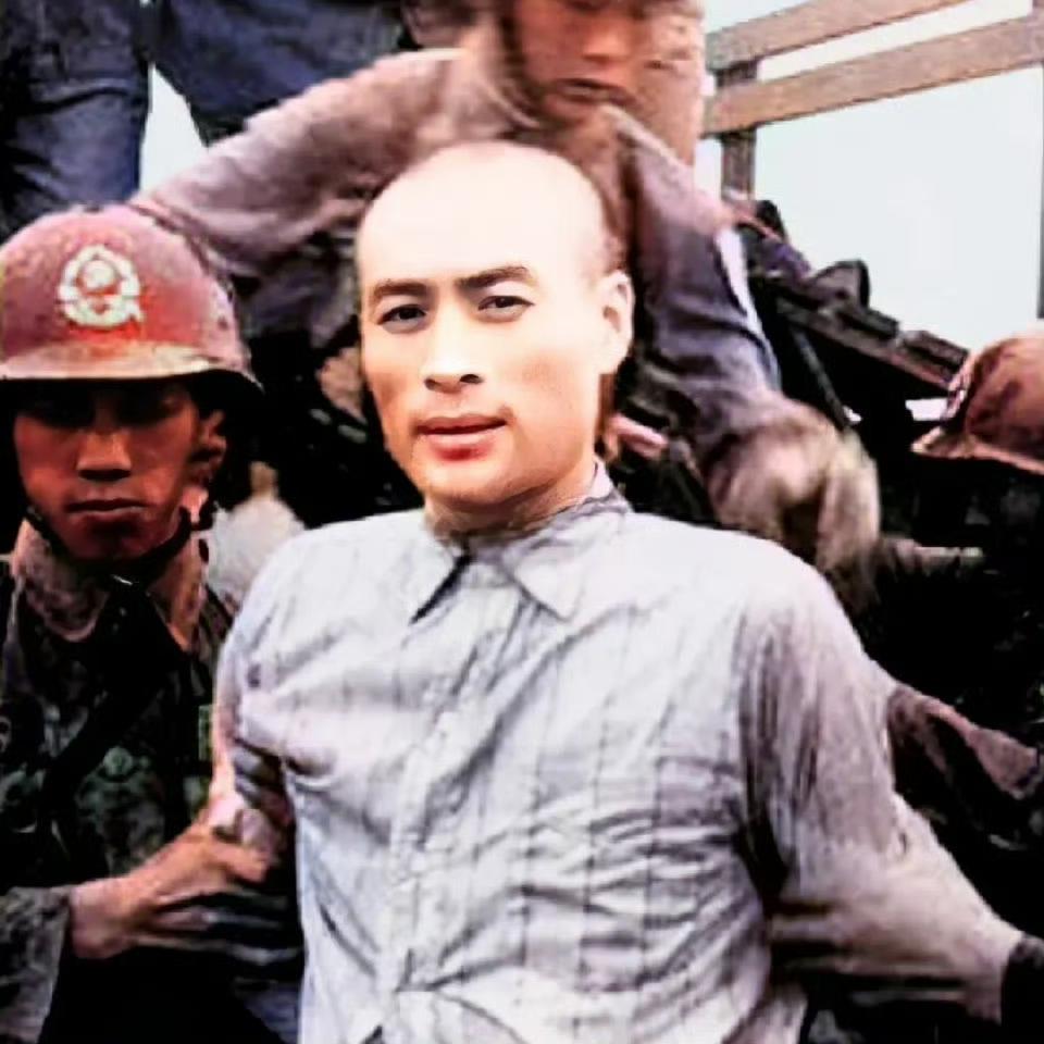 这不是剧照，而是吴石将军的副官聂曦就义时刻，最后的人生影像，他即将被押赴刑场，却