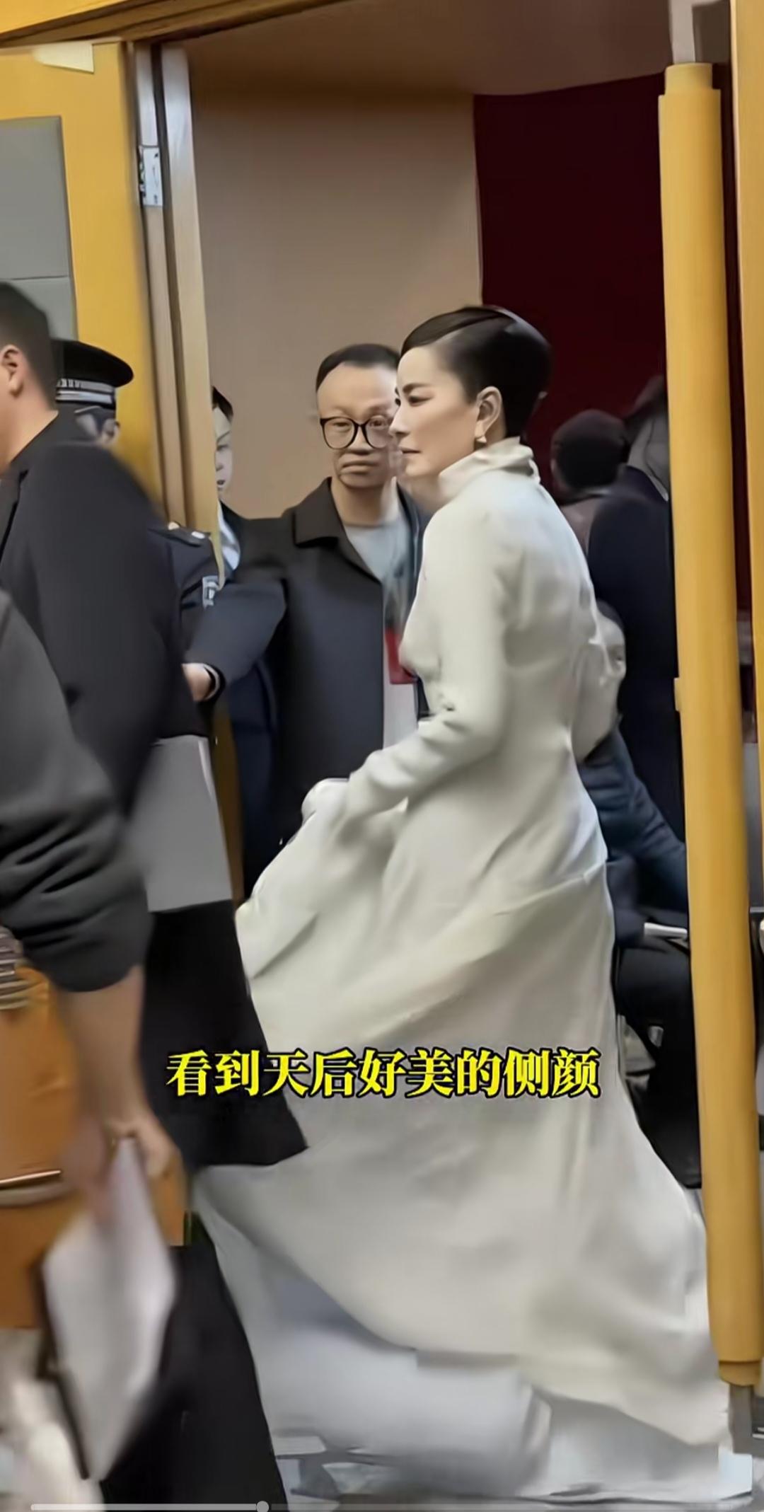 天后的大背头，更显气质了。