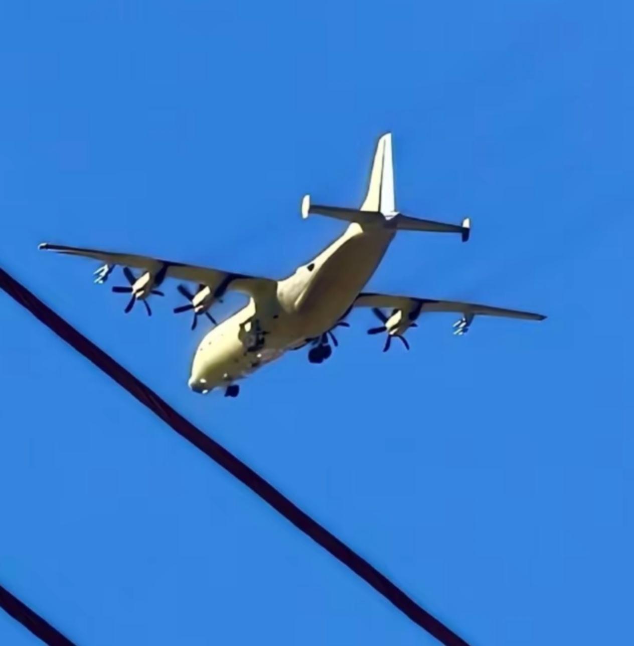 基于运-9开发的空中炮艇也来了，仔细观察机翼下挂着多联导弹发射装置。看来是等不了