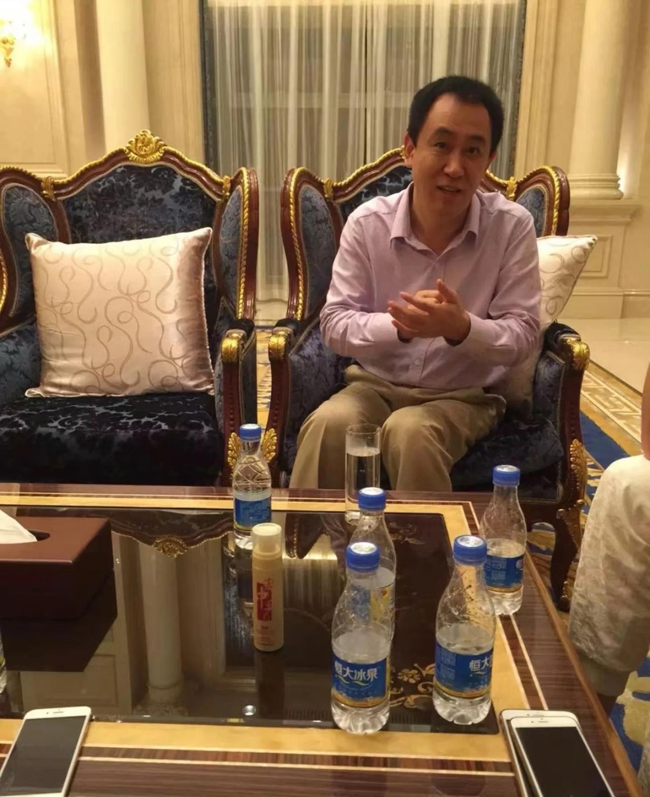 许家印办公室曝光，金碧辉煌，太奢华了。“眼看他起高楼，眼看他宴宾客，眼看他楼