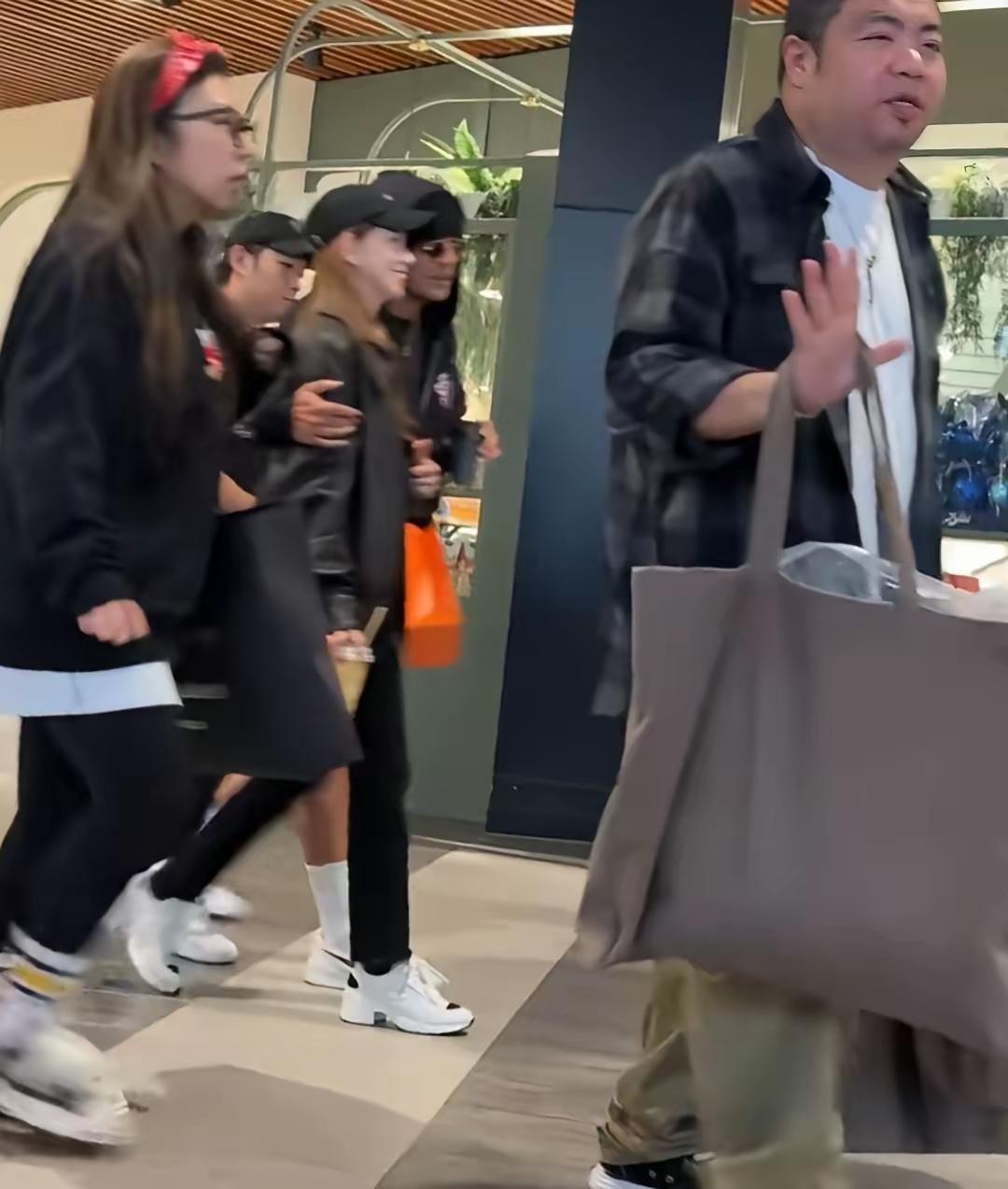 周杰伦与昆凌墨尔本商场甜蜜同游，恩爱互动羡煞旁人。目前夫妇携子女定居澳洲，生活惬