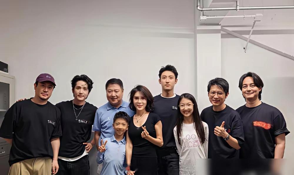 之前亏了8个亿，现金流差点断掉，整个圈子都盯着博纳于冬，等着看笑话。《蛟龙行动》