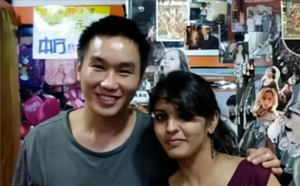 2012年，19岁的印度女孩莫迪娜，听说中国男人不打老婆、女人能挣钱，连夜收拾行