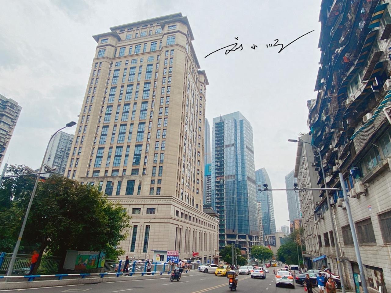 重庆市两江新区的观音桥是当地核心网红商圈，以商场密集、高楼林立的繁华风貌，让游客