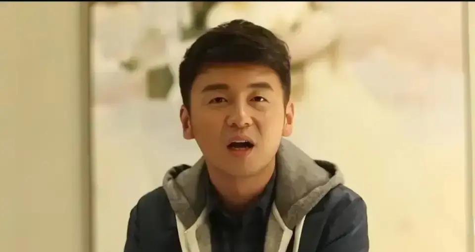 真朋友，是那个排练时跟你摔剧本的人。上戏02级选班草，郭京飞第一个被踢出局。