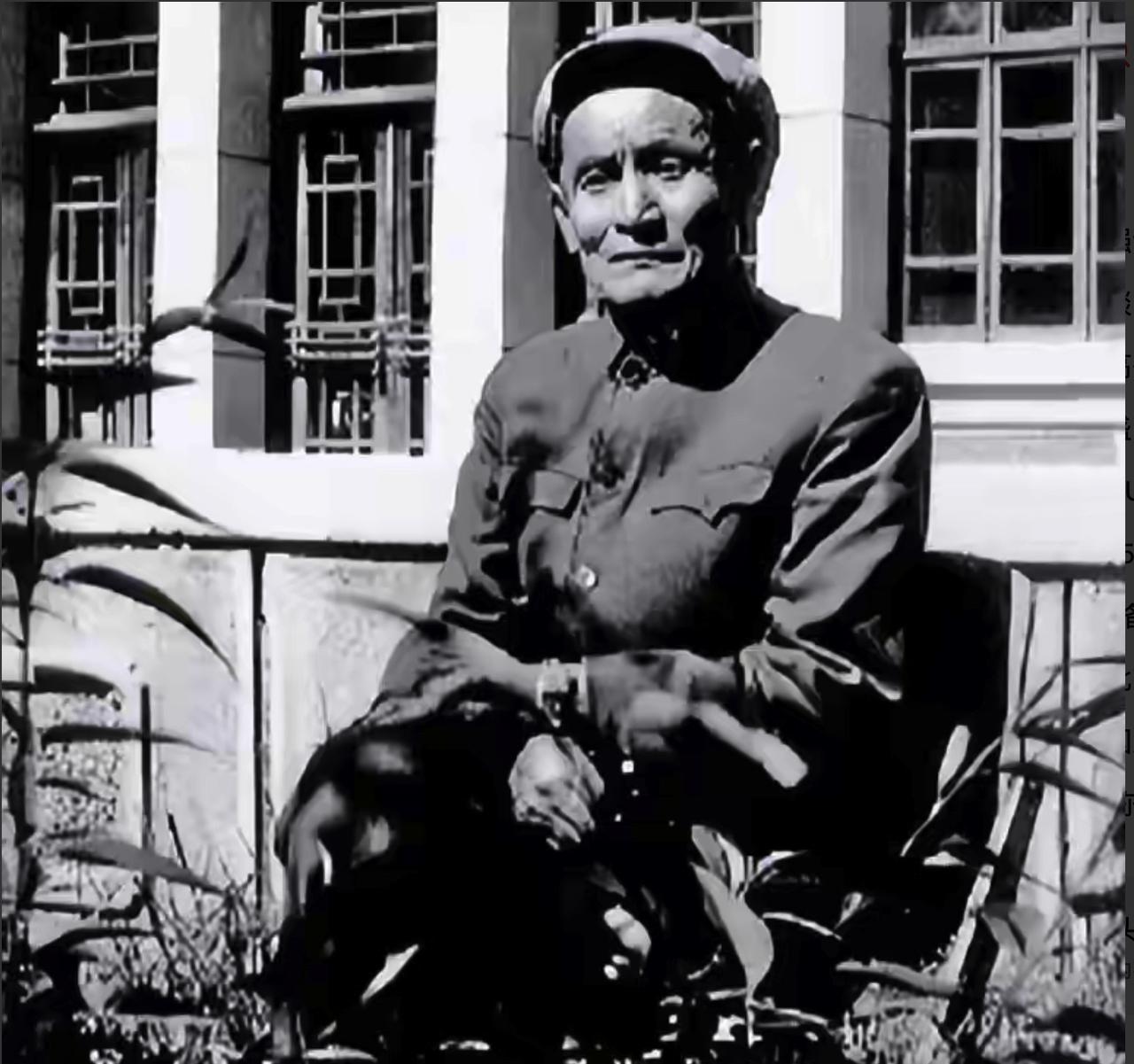 1973年，内蒙古一供销社丢了1400元现金和一支猎枪，警方查了8天一无所获，就