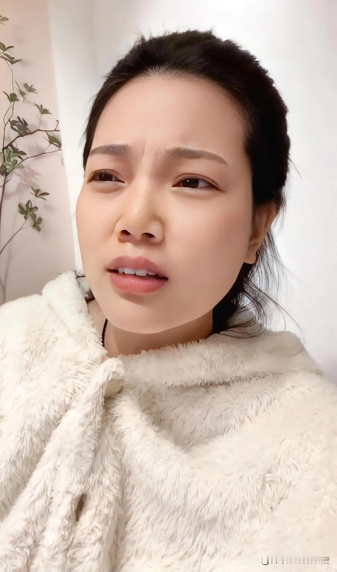 女子找对象时，听从长辈们的话不远嫁，找了一个本村的结婚了，后来弟弟找了一个新疆的