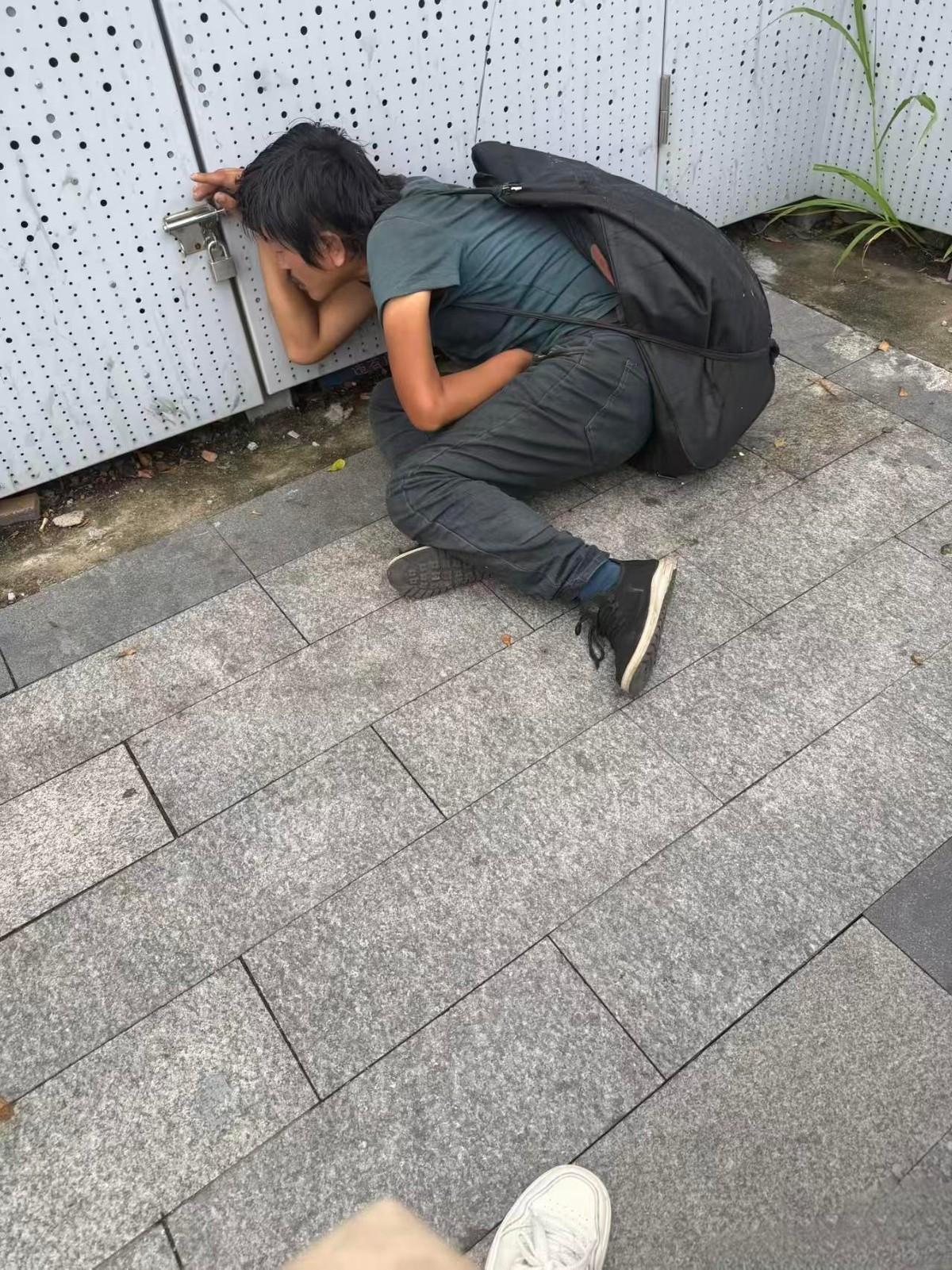 兰州咋还会有这样的人？早上上班骑车路过，看到一个小伙子蹲在路边，背靠铁皮墙，一只