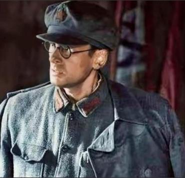 1937年，李德以不适应延安生活为由欲返苏联，毛主席劝他：“苏联正搞大清洗，此