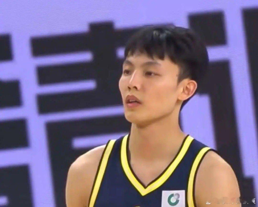 山西队主教练潘江一句话，就把徐杰的25分11助攻全给比下去了。他赛后当着所有人的