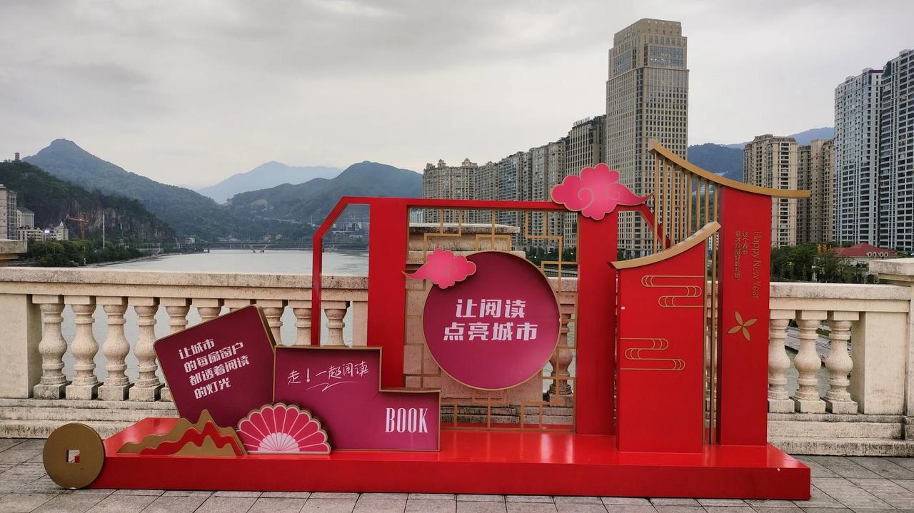 林黛玉为什么是皇后？其实证据是很多的。比如说林黛玉住的地方叫有凤来仪，就是有凤