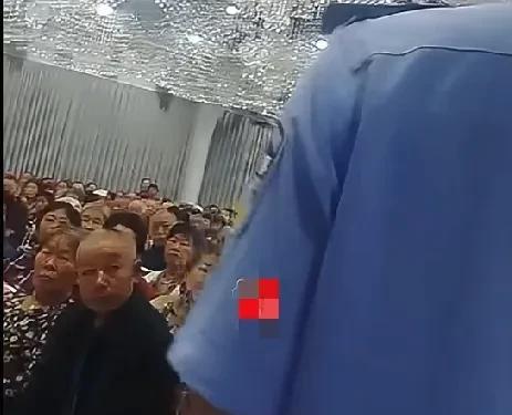 一男子聚集300多名老年人开展健康讲座卖保健品，警察到场后一民警霸气夺过话筒叫停