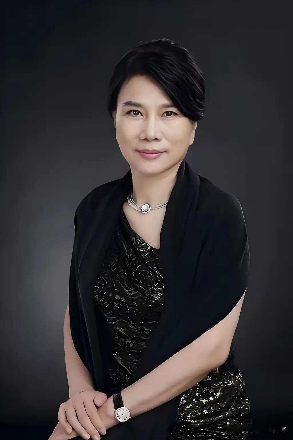 董明珠说：“就得让有钱人多交点税。你看我年薪500万，扣掉45%的税，手里还能剩