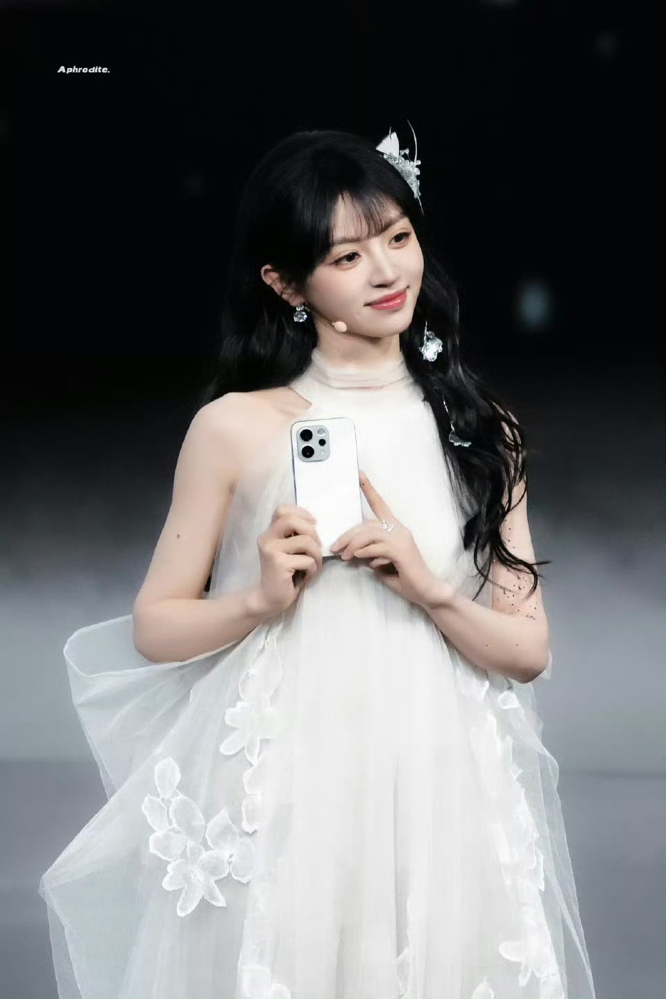 田曦薇真的好可爱好好看。手中的机子很靓