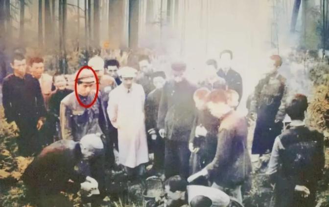 这是毛岸英1950年回到长沙板仓，给母亲杨开慧扫墓时的照片。他看到母亲的墓碑后，