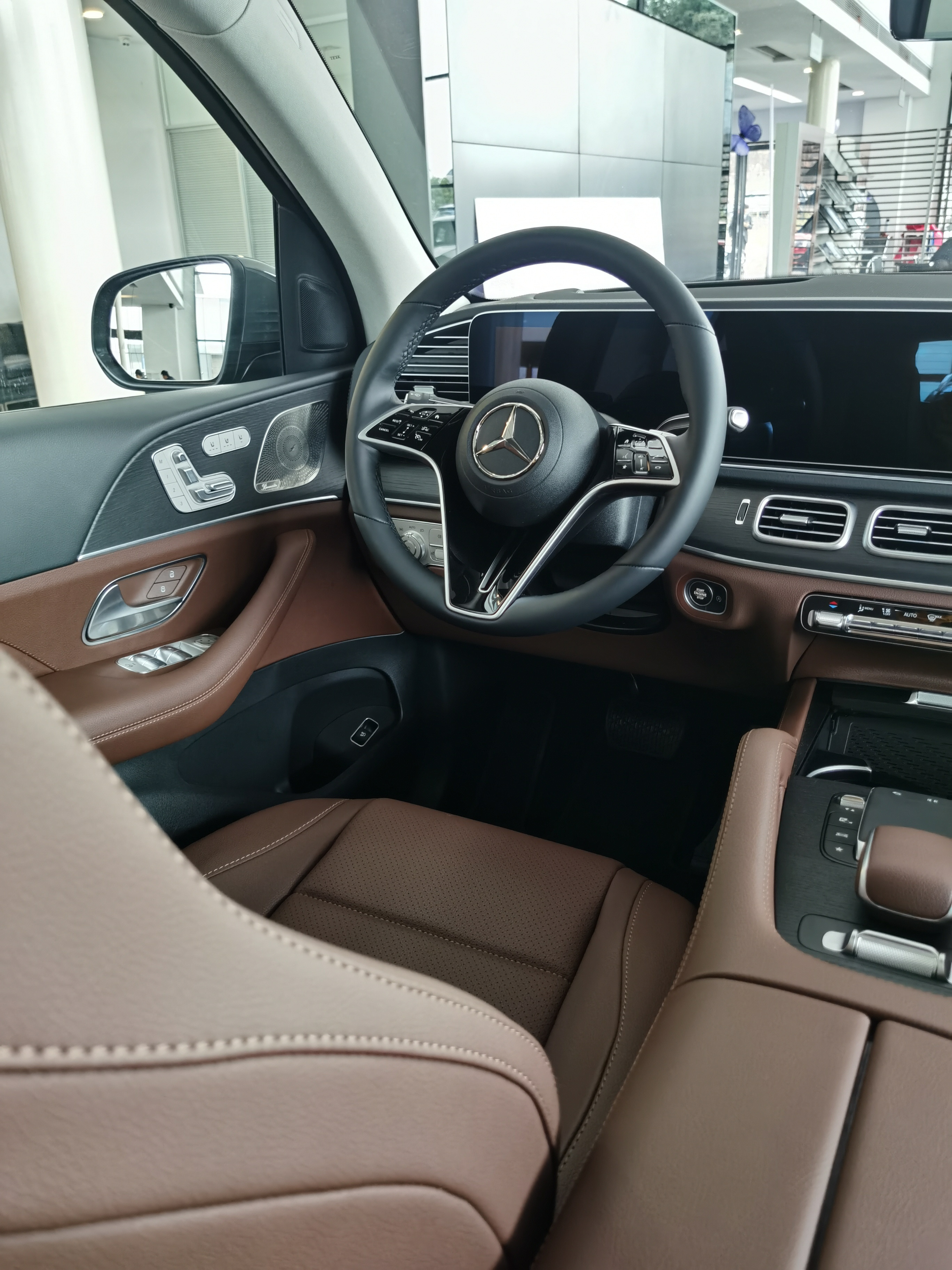 奔驰gle也是进口车型，但是跟s完全不一样的设计。它的屏幕是一个连屏，这个看上去