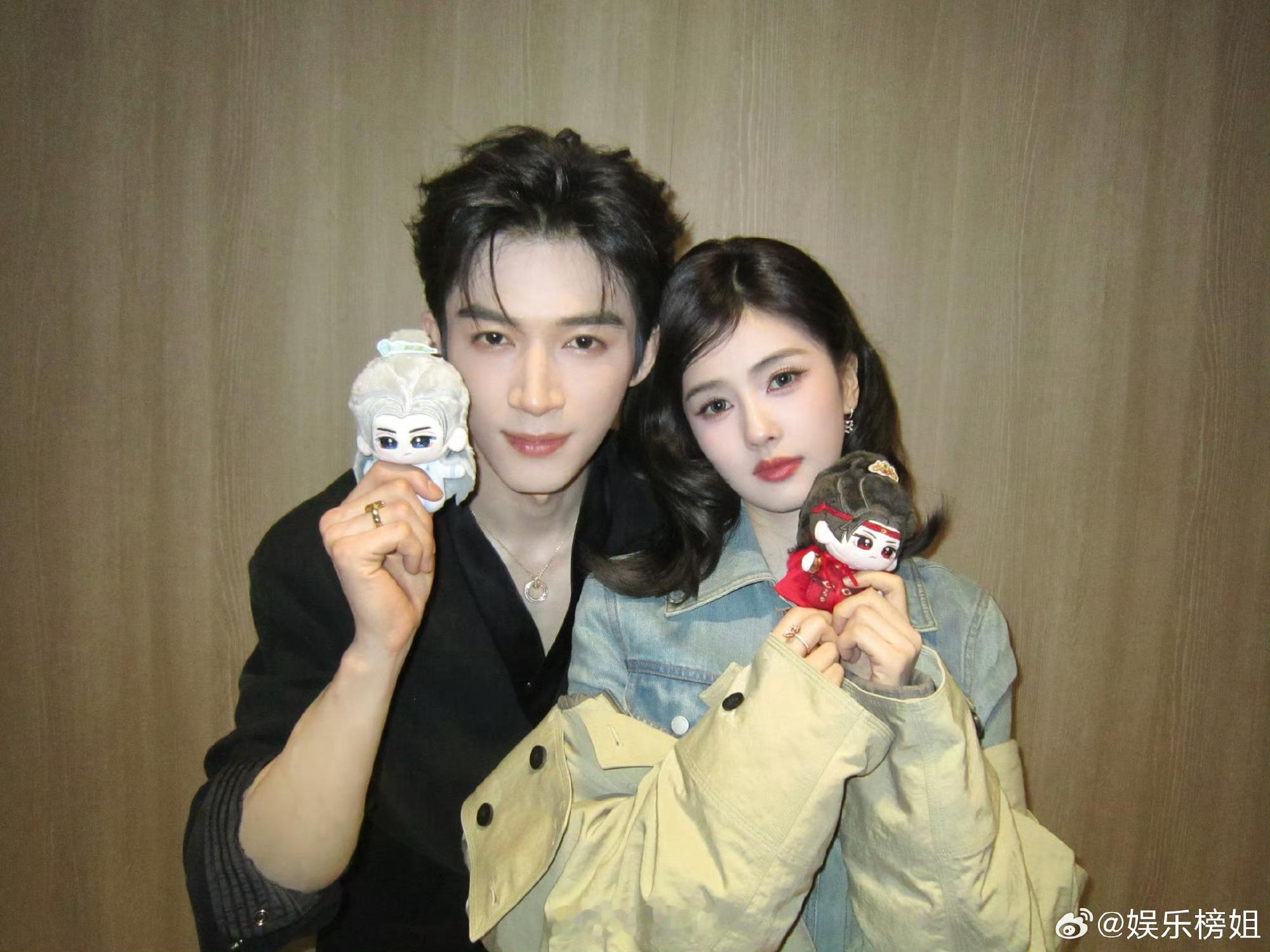 白鹿王星越说着说着手牵上了这个白鹿王星越从剧里配到剧外！剧中的李佩仪萧怀瑾一文