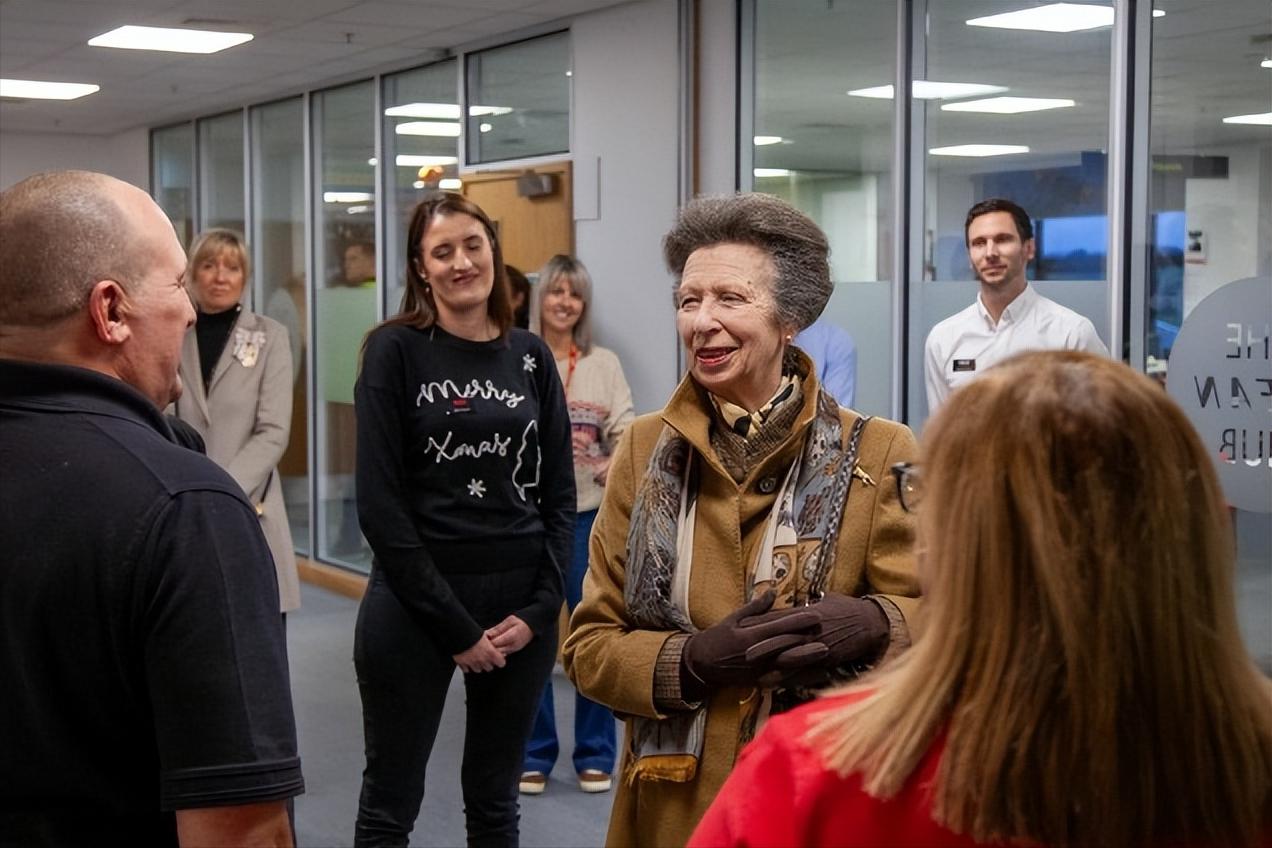 长大衣配长靴有多帅？！看安妮就知道了[呲牙笑]长公主最近的活动都在户外，天气湿冷