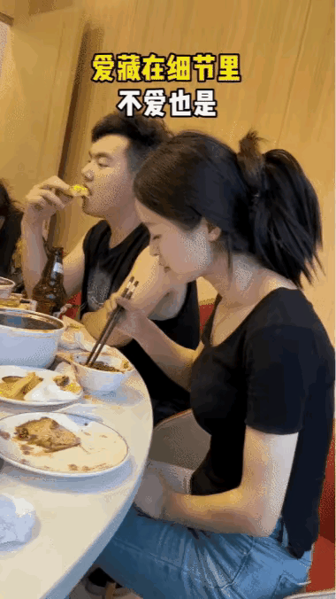 一对情侣一起吃饭，男孩的馒头吃不完，顺手递给女孩。女孩接过馒头，没有马上吃，而是