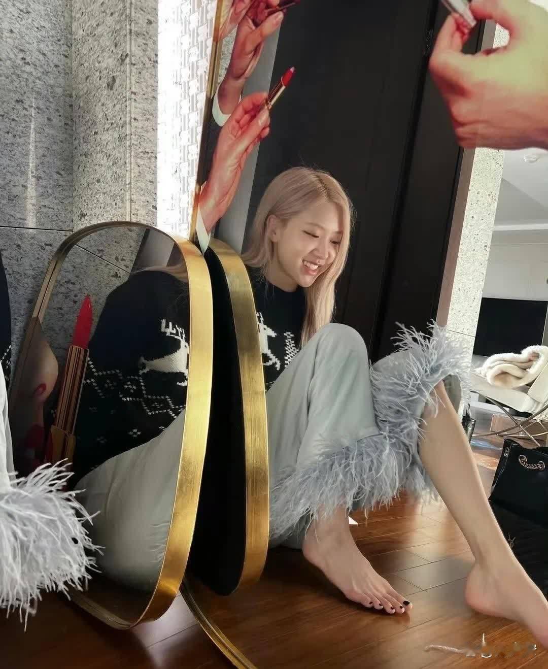 朴彩英觉得自己的脚趾生得挺好看，又细又长，心里挺得意