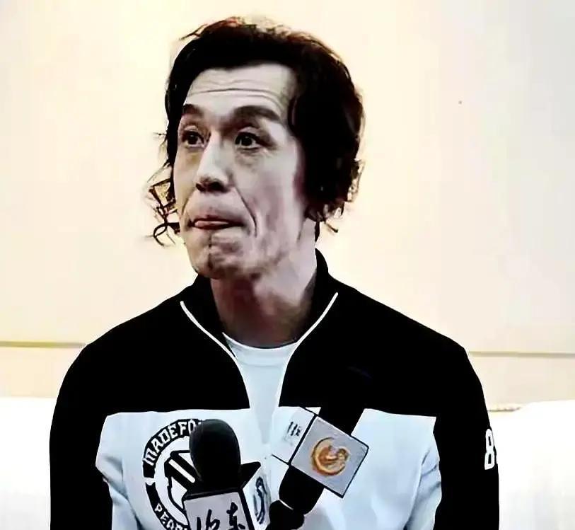 哈文在美国被骂上热搜她没退圈，只是换了个坐标。去年还给中传学生上网课，拍纪