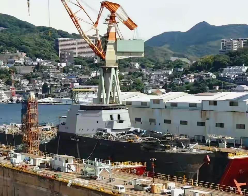 近日日本的一艘万吨大驱逐渐成型。比055还要大，中国的2万吨巨舰不知何时开工了，