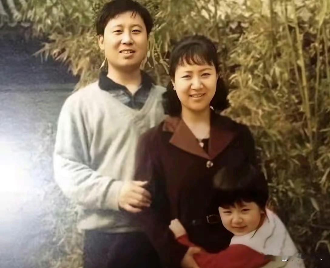 小时候的杨紫和妈妈简直是共用一张脸！长得太像了！一般女儿都像爸爸，看到图一，杨紫