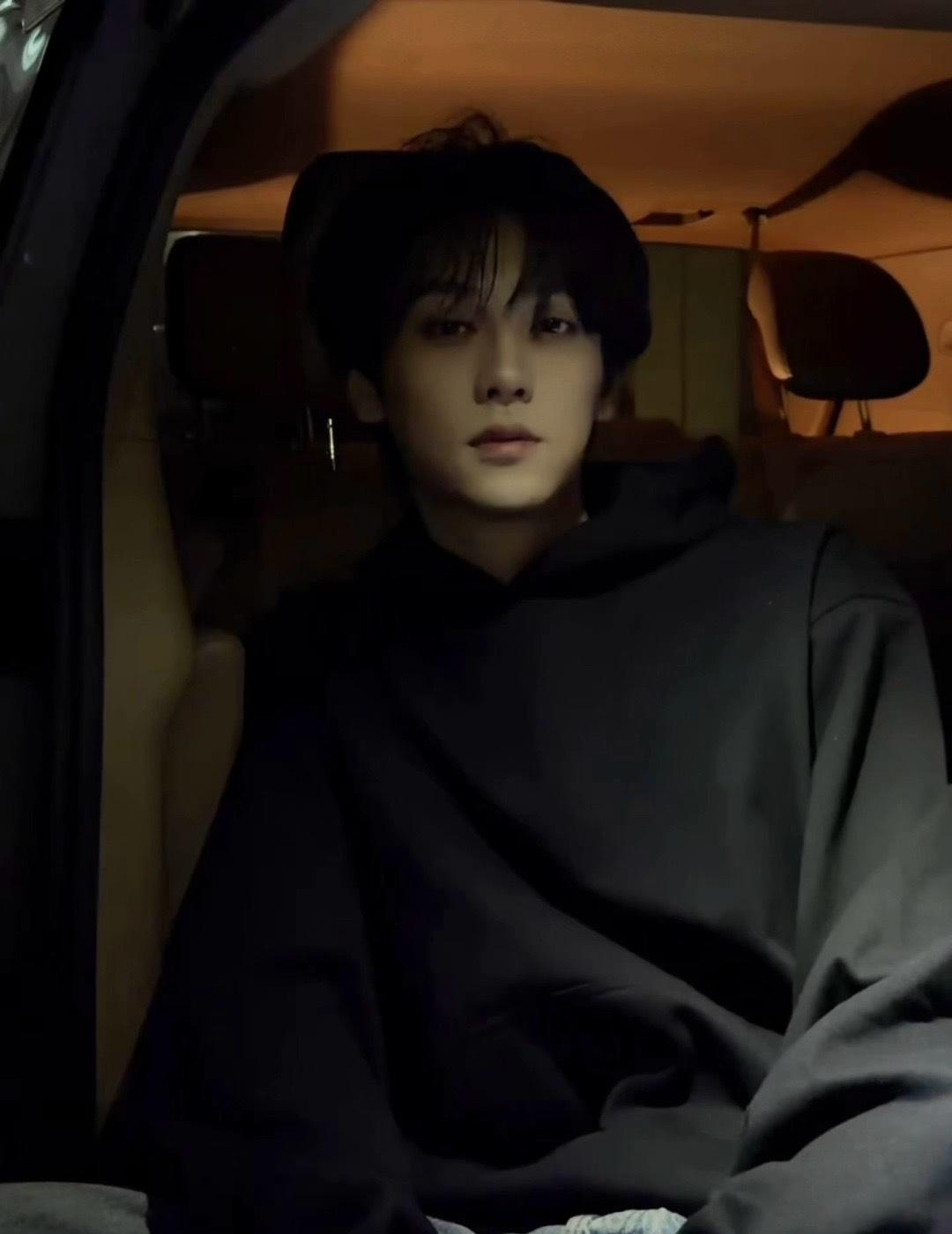 那就不得不说一件纯素黑卫衣穿出顶级阴湿男感觉的那天夜晚了🚬怀念啊，什么时候还能